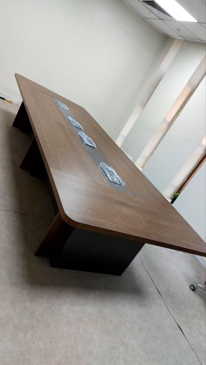 طاولة اجتماعات — طاولة اجتماعات خشب داكن حديثة مع وحدات — 4880 SAR (480cm)