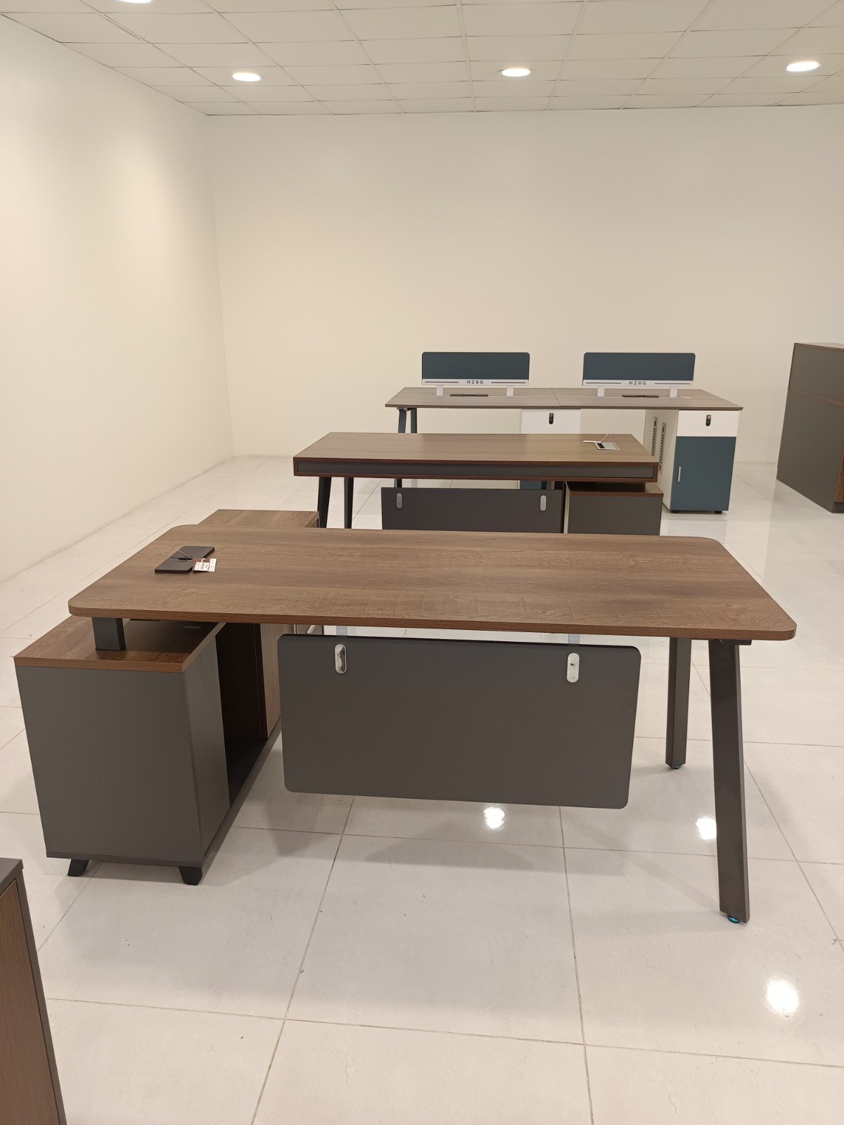 Medium Desk — Design