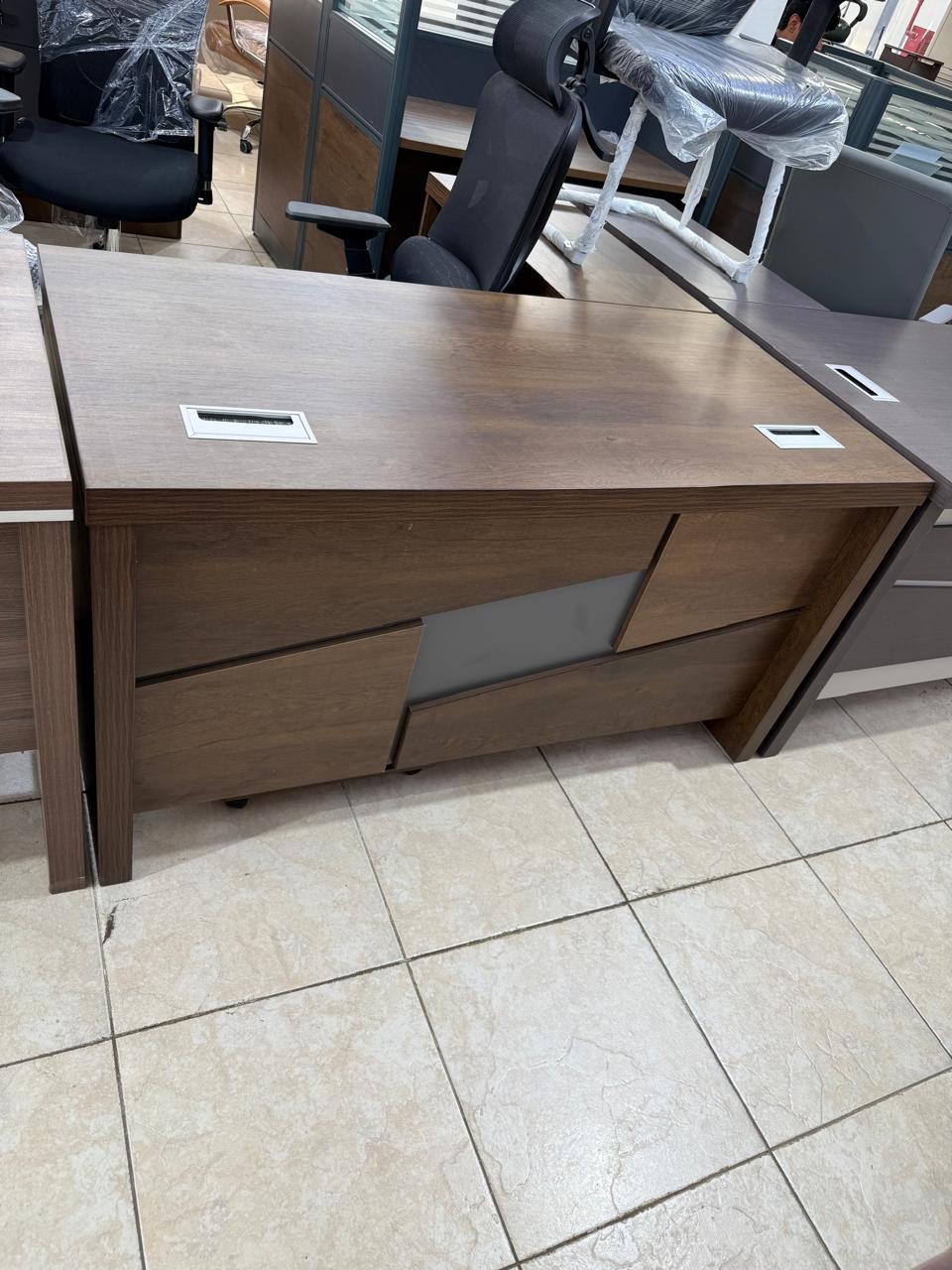 Medium Desk — Design