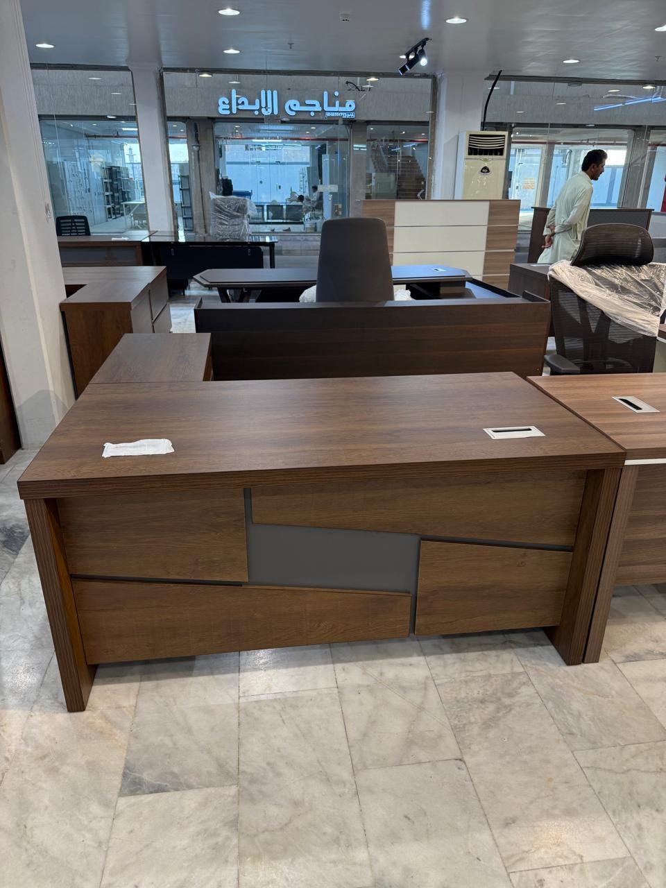 Medium Desk — Design