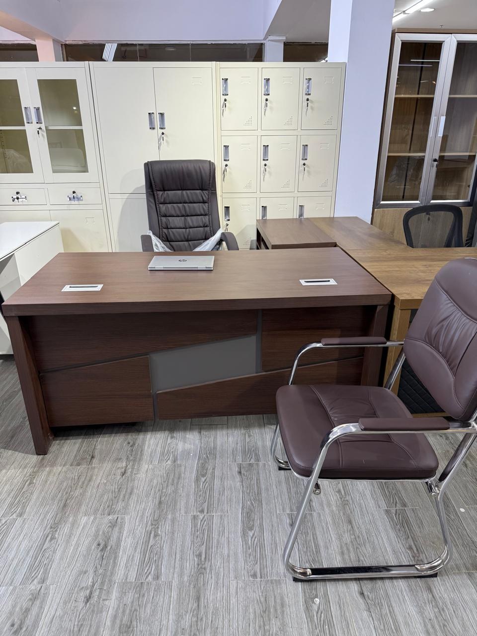 Medium Desk — Design