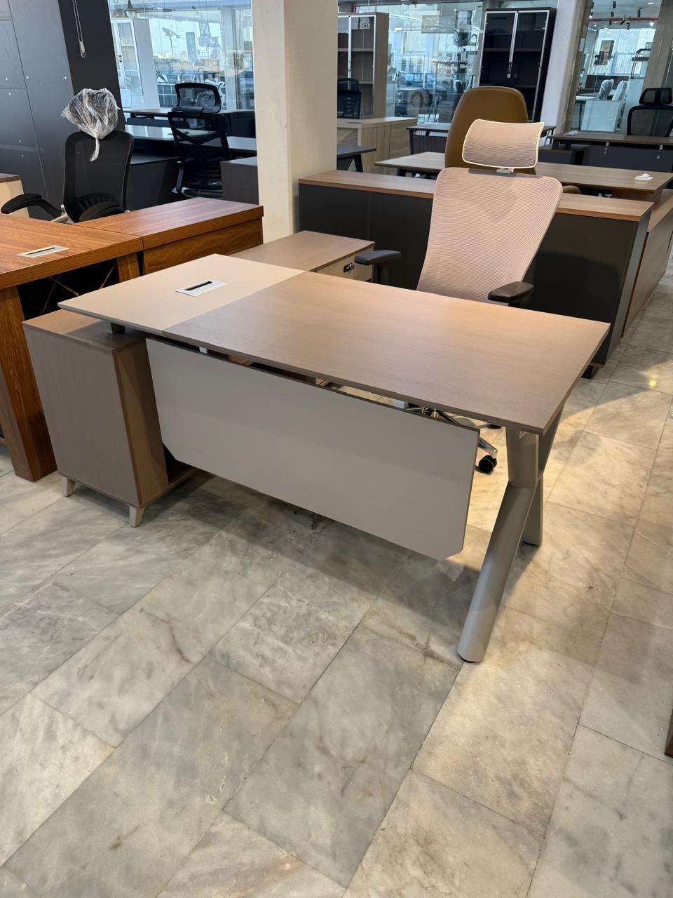 Medium Desk — Design